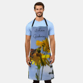 私はガーデニングが大好き – フローラと蝶III エプロン (着用した状態)