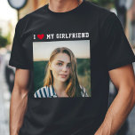 私はガールフレンドのスポーティなミニマルな可愛い写真が大好き Tシャツ<br><div class="desc">彼氏素晴らしにプレゼント！カスタム写真Tシャツことわざ私はスポーティなミニマルタイポグラフィで私のガールフレンドを愛し、あなたの正方形の写真を下に赤いハート。シンプル簡単カスタマイズ！</div>