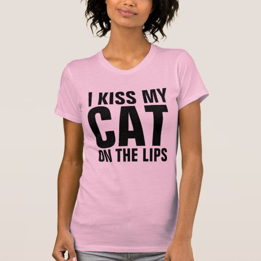 私はキスの猫を唇にTシャツを着ける Tシャツ (正面)