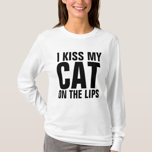 私はキスの猫を唇にTシャツを着ける Tシャツ (正面)
