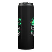 私はキャンプの問題デザインでコーヒーを飲む タンブラー (裏面)