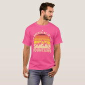 私はキャンプをハイキングしている山の中にいるほうがいい Tシャツ (正面フル)