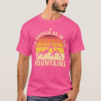 私はキャンプをハイキングしている山の中にいるほうがいい Tシャツ