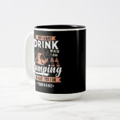 私はキャンプ中は必ずしも飲まない ツートーンマグカップ (正面左)