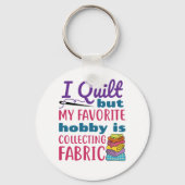 私はキルトだが私の趣味お気に入りのは生地を集めることだ キーホルダー (正面)