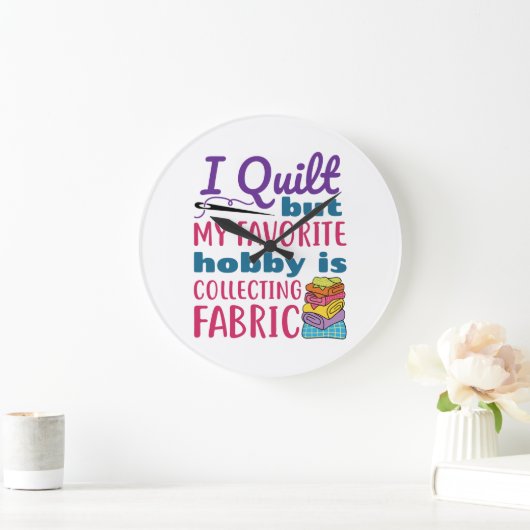 私はキルトだが私の趣味お気に入りのは生地を集めることだ ラージ壁時計 (ホーム)