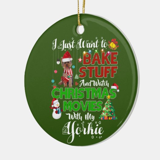 私はクリスマス映画をヨークシャーテリアで見たい セラミックオーナメント (左)