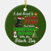 私はクリスマス映画を黒いパグで見たい セラミックオーナメント (正面)