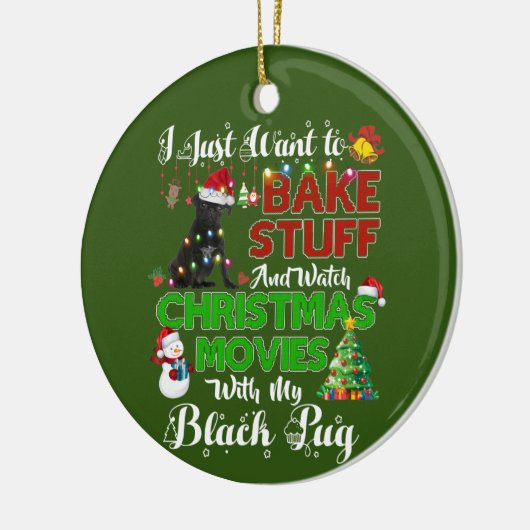 私はクリスマス映画を黒いパグで見たい セラミックオーナメント (左)