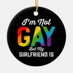 私はゲイではありませんが私の彼女は面白い LGBTQプライド セラミックオーナメント