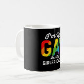 私はゲイではありませんが私の彼女は面白い LGBTQ Pride コーヒーマグカップ (正面左)