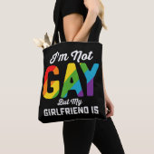 私はゲイではありませんが私の彼女は面白い LGBTQ Pride トートバッグ (クローズアップ)
