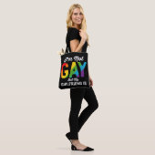 私はゲイではありませんが私の彼女は面白い LGBTQ Pride トートバッグ (モデル)