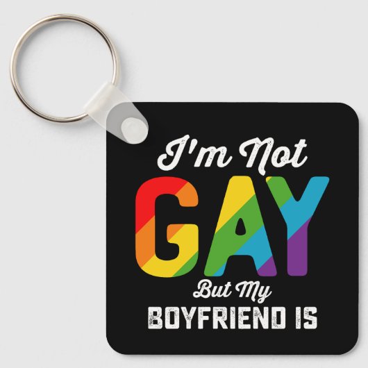 私はゲイではありませんが私の彼氏は面白い LGBTQ Pride キーホルダー (正面)