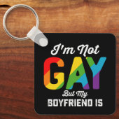 私はゲイではありませんが私の彼氏は面白い LGBTQ Pride キーホルダー (正面)