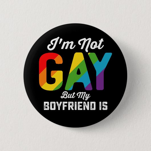 私はゲイではありませんが私の彼氏は面白い LGBTQ Pride 缶バッジ (正面)