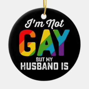 私はゲイではありませんが、私の夫は面白い LGBTQプライド セラミックオーナメント