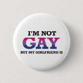 私はゲイではないが彼女はバイセクシュアルのフラッグピン 缶バッジ (正面)
