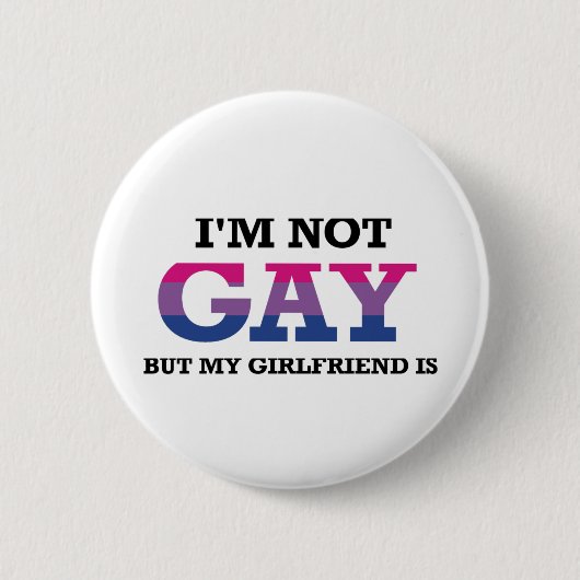 私はゲイではないが彼女はバイセクシュアルのフラッグピン 缶バッジ (正面)