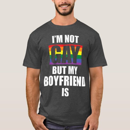 私はゲイではないが私の彼氏はLGBTおもしろいだ Tシャツ (正面)