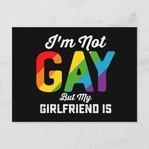 私はゲイではないが、ガールフレンドはおもしろいLGBTQプライド ポストカード