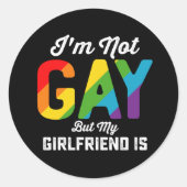 私はゲイではないが、ガールフレンドはおもしろいLGBTQプライド ラウンドシール (正面)