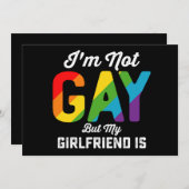 私はゲイではないが、ガールフレンドはおもしろいLGBTQプライド 招待状 (正面/裏面)