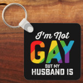 私はゲイではないが、夫はおもしろいLGBTQプライド キーホルダー (正面)