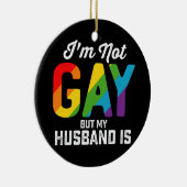 私はゲイではないが、夫はおもしろいLGBTQプライド セラミックオーナメント (右)