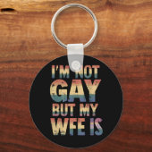 私はゲイではないが、妻はLGBTレインボー結婚ズ キーホルダー (正面)