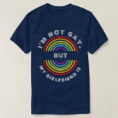 私はゲイではなく、私のガールフレンドはプライドLGBT LGBTQ Tシャツ (デザイン正面)