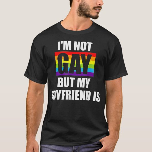 私はゲイではなく、私のボーイフレンドはLGBTQおもしろいゲイPri Tシャツ (正面)