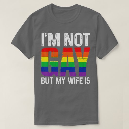 私はゲイではなく、私の妻はLGBTレインボーおもしろいウェッディである Tシャツ (デザイン正面)