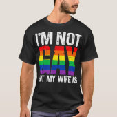 私はゲイではなく、私の妻はLGBTレインボーおもしろいウェッディである Tシャツ (正面)