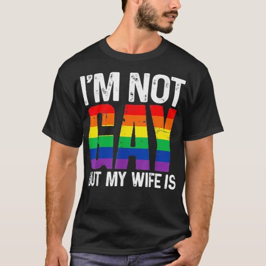 私はゲイではなく、私の妻はLGBTレインボーおもしろいウェッディである Tシャツ (正面)