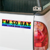 私はゲイでストレートLGBTプライドも運転できない バンパーステッカー (トラック上)