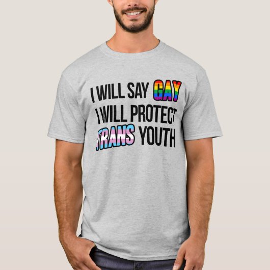 私はゲイと言うしトランスジェンダーの若者を守る Tシャツ (正面)