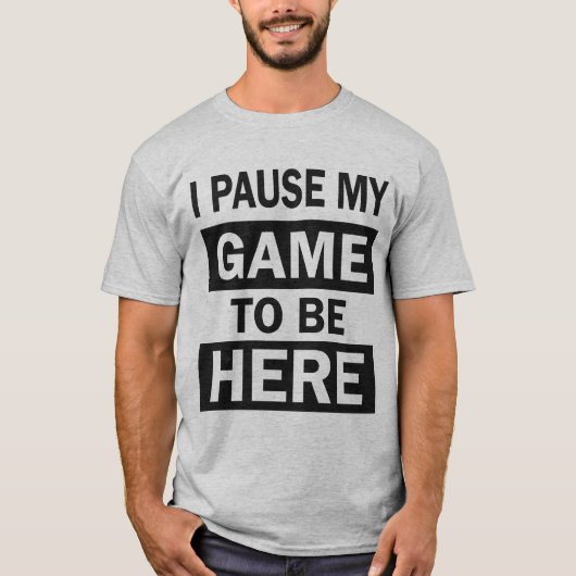 私はゲーマーの夫に私のゲームをおもしろい一時停止した Tシャツ (正面)