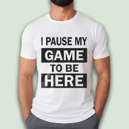 私はゲーマーの夫に私のゲームをおもしろい一時停止した Tシャツ