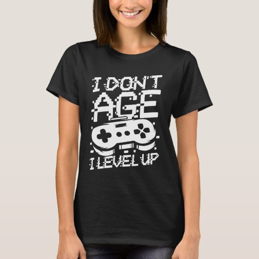 私はゲーマーの誕生日を並べる年齢ではない Tシャツ (正面)