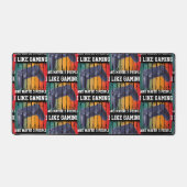 私はゲームが好きで、多分3人が好きだ デスクマット (正面)