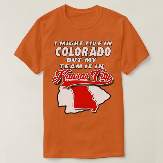 私はコロラドに住むかもしれないが、チームはカンザスにいる Tシャツ (デザイン正面)