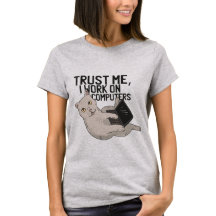 私はコンピュータで働いている私を信頼する。かわいい猫