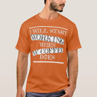 私はコーヒーが入ると仕事を始める Tシャツ