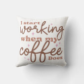 私はコーヒーが出ると仕事を始める クッション (裏面)