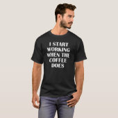 私はコーヒーが出ると仕事を始める Tシャツ (正面フル)