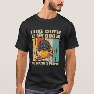私はコーヒーが好きで、多分3人のブラックトイプードル Tシャツ