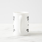 私はコーヒーが好きで、猫が強くて好き ボーンチャイナマグカップ (裏面)