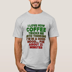 私はコーヒーが私をだますのが大好きです Tシャツ