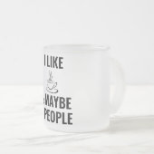 私はコーヒーと多分3人が好きだ フロストグラスマグカップ (正面右)